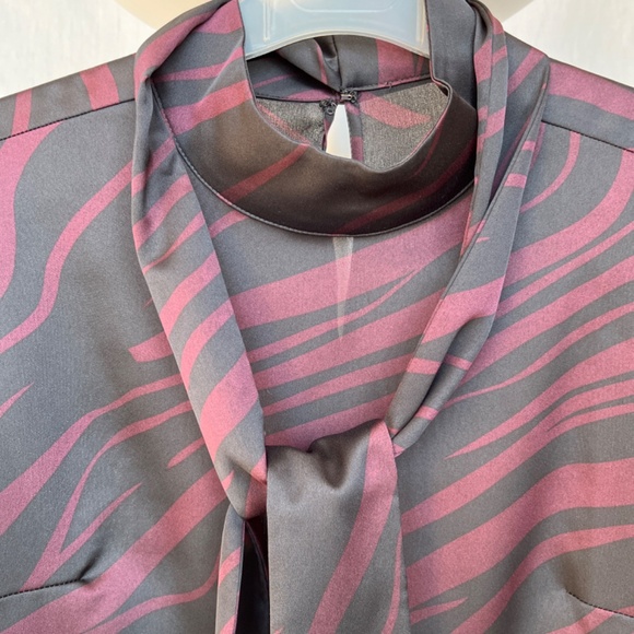 Simons Contemporaine (S) tie-neck short sleeve top in black & burgundy, EUC. - Picture 2 of 13